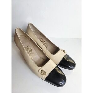 Vintage Ferragamo Shoes Beige Black Spectator Pump Gold‎ Gancini Accent 8AA